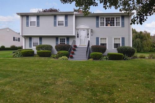 5 Pocahontas Dr, Middletown, RI 02842 exterior