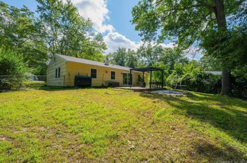 7 Whitewood Ln, Gales-Ferry, CT 06339 exterior