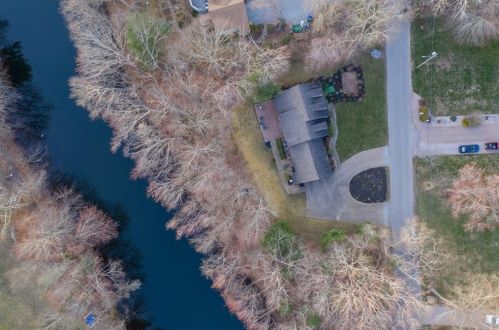 16 Hiscox Rd, Westerly, RI 02891 exterior
