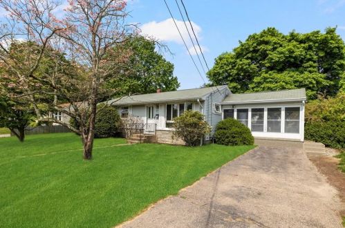 27 Liverpool St, Warwick, RI 02886 exterior