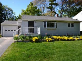 332 Leslie Dr, Portsmouth, NH 03801 exterior
