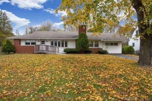 8 Maplewood Ct, Norwich, CT 06360 exterior
