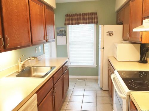 12 Riverview Dr, East-Windsor, CT 06088 exterior