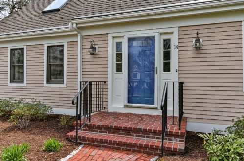 14 Bayshore Dr, Mashpee, MA 02649 exterior
