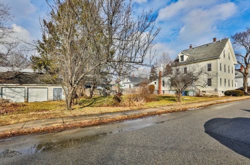39 Pearl St, Amesbury, MA 01913 exterior