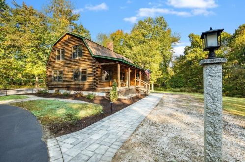 124 Hovey Rd, Londonderry, NH 03053 exterior
