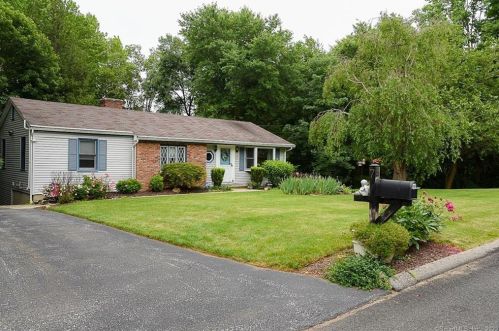 7 Horse Stable Cir, Huntington, CT 06484 exterior