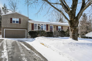 33 Midway Dr, Bethel, CT 06801 exterior