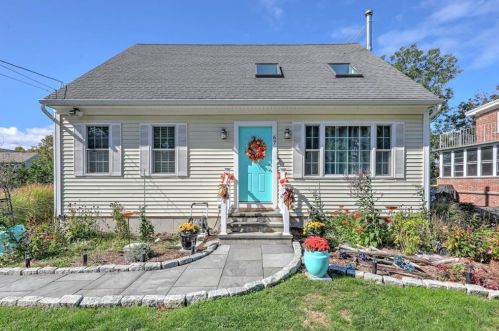 67 Treasure Rd, Narragansett, RI 02882 exterior