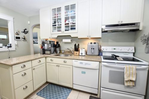 49 Hathaway Rd, Somerset, MA 02726 exterior