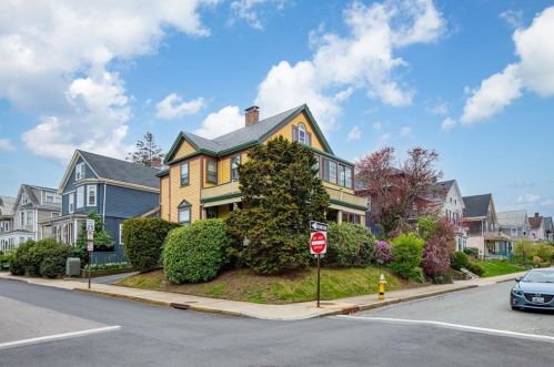 17 Bliss Rd, Middletown, RI 02840 exterior