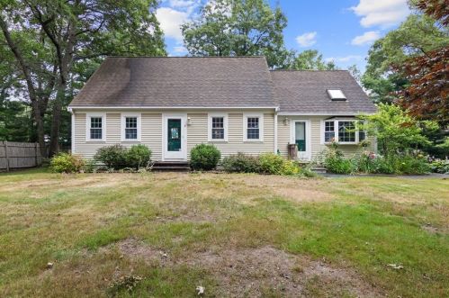 8 Raspberry Ln, Marstons Mills, MA 02648 exterior