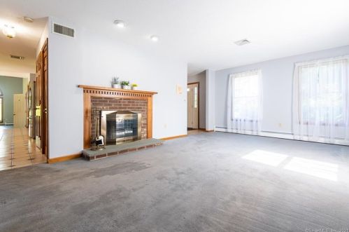 4 Plum Rdg, Windsor, CT 06095 exterior