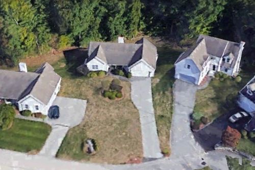 22 Heathrow Ct, Nashua, NH 03063 exterior