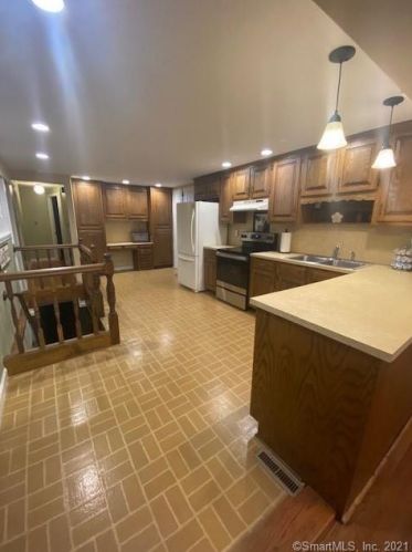 39 Gantley Rd, Windsor-Locks, CT 06096 exterior