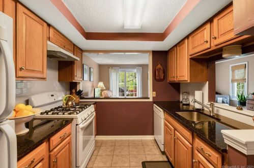 11 Meadow Ln, Middletown, CT 06457 exterior