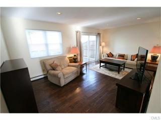 26 Poe Ct, Fairfield, CT 06825 exterior