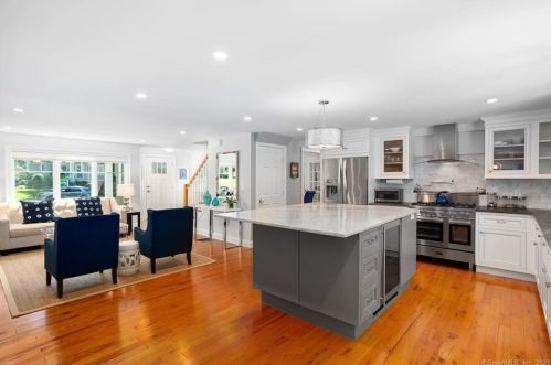 21 Ledge Rd, Norwalk, CT 06853 exterior