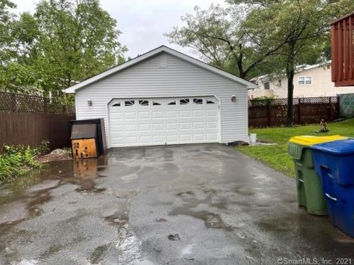 67 Oakleaf Dr, Waterbury, CT 06708 exterior