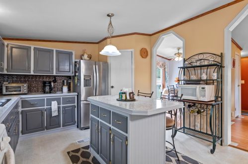 8 Welch Ln, Raymond, NH 03077 exterior