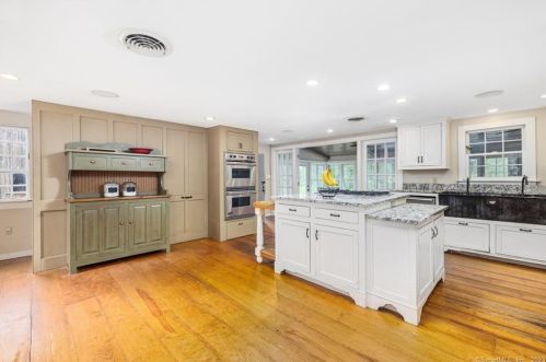 617 Hampton Rd, Pomfret Center, CT 06259 exterior