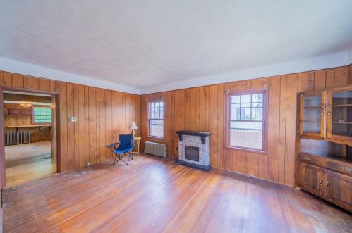 258 Milton Rd, Warwick, RI 02888 exterior