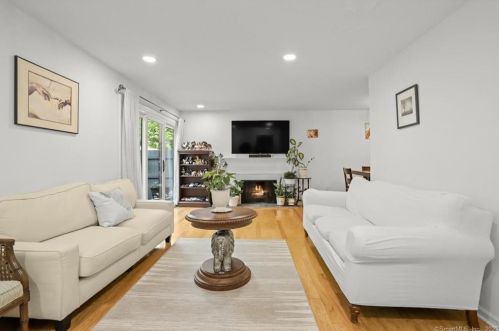 3 Meadow Ln, Ridgefield, CT 06877 exterior