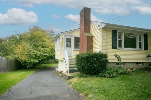 71 Everett St, Middletown, RI 02840 exterior