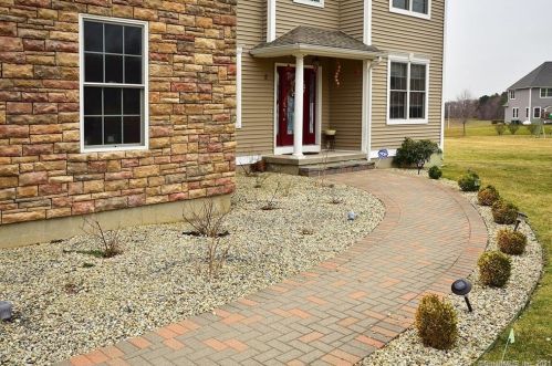 2 Daisy Ln, Ellington, CT 06029 exterior