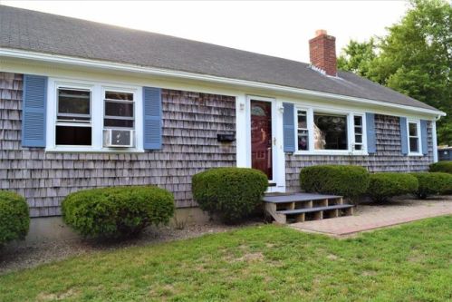 93 Crooked Pond Rd, Hyannis, MA 02601 exterior