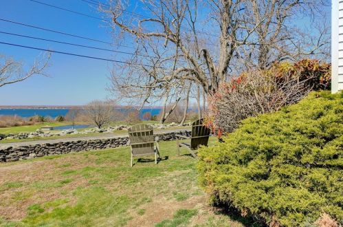 259 Browns Ln, Middletown, RI 02842 exterior