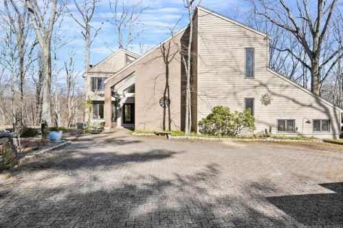 12 Comstock Ct, Ridgefield, CT 06877 exterior