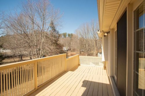 6 Ledgeview Dr, Rochester, NH 03839 exterior