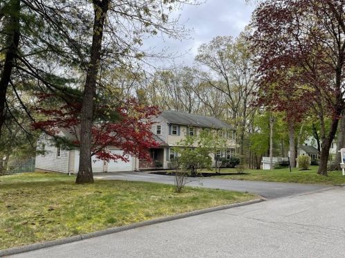 20 Teakwood Ct, East-Greenwich, RI 02818 exterior