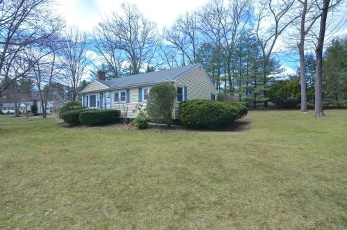 47 Robin Cir, Stoughton, MA 02072 exterior