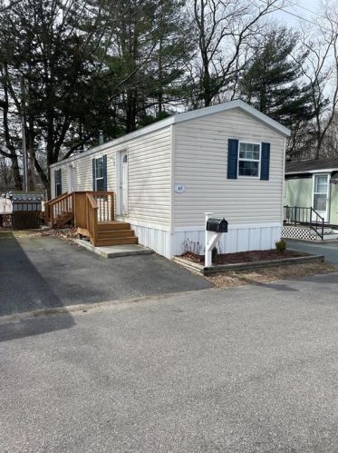 5 Krzak Rd, North Kingstown, RI 02852 exterior