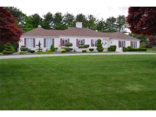 4 Countryside Dr, Lincoln, RI 02865 exterior