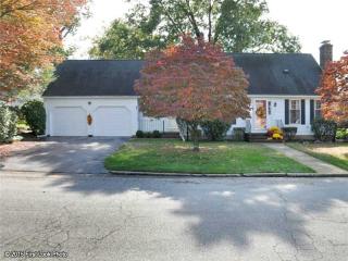 192 Sweetbriar Dr, Cranston, RI 02920 exterior