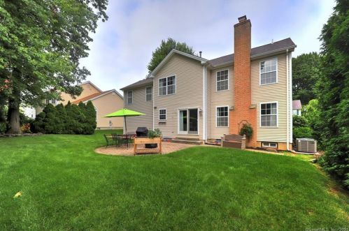 40 Oak Ridge Ln, Milford, CT 06461 exterior