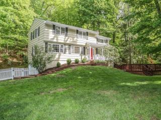 1 Twixt Hills Rd, Ridgefield, CT 06877 exterior