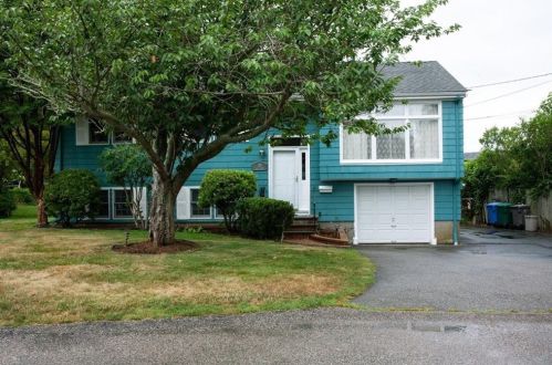20 Casey Dr, Middletown, RI 02842 exterior