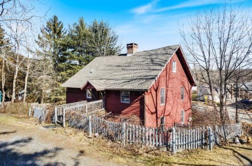 2 Old Colchester Rd, Quaker Hill, CT 06375 exterior