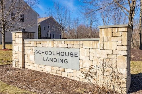18 Schoolhouse Lndg, East-Granby, CT 06026 exterior