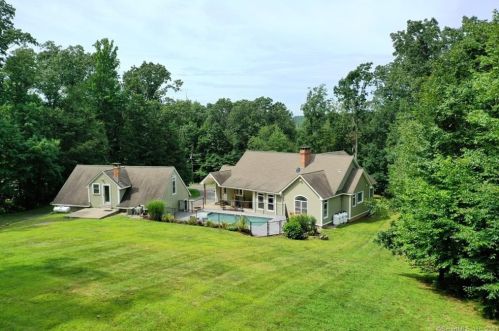 1222 Arbutus St, Middletown, CT 06457 exterior