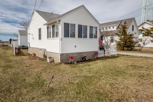 55 Highland Ave, Hampton Beach, NH 03842 exterior