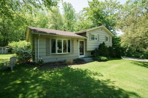 19 Cedarwood Ln, Huntington, CT 06484 exterior