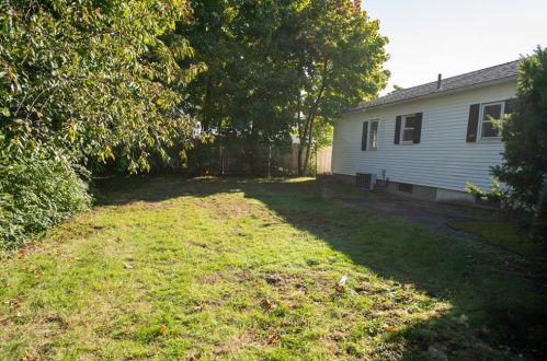21 Holiday Ave, Warwick, RI 02888 exterior
