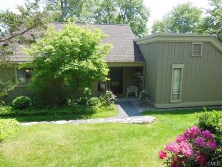 18 Heritage Vlg, Southbury, CT 06488 exterior