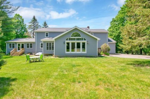 34 Bull Frog Ln, Bridgeport, CT 06611 exterior