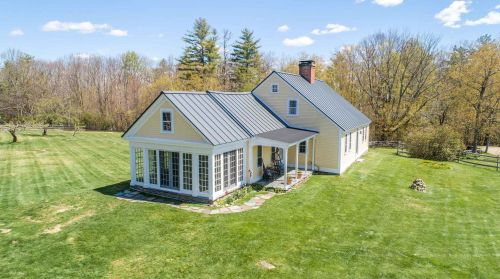 459 Huntington Rd, Henniker, NH 03242 exterior